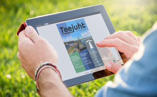 Inimene sirvib Digiajakirja Teejuht tahvelarvutis
