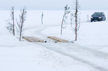 Auto jääteel
