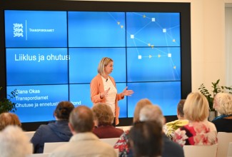 Liiklusohutuse osakonna ekspert koolitamas eakaid