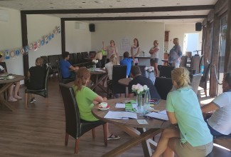 Pildil on kujutatud Transpordiameti eksperti koolitamas välja jalgratturikoolitajaid. 